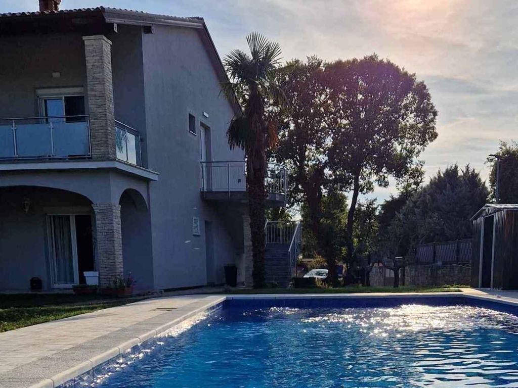 Ferienwohnung mit Pool und Balkon