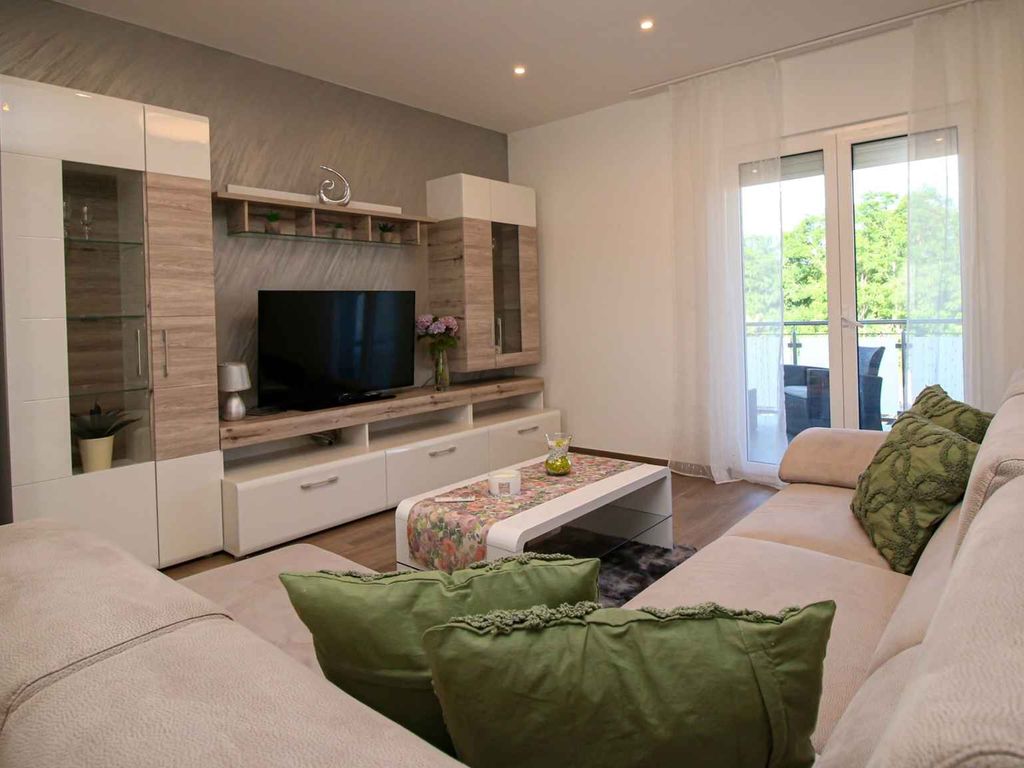 Ferienwohnung mit Pool und Balkon