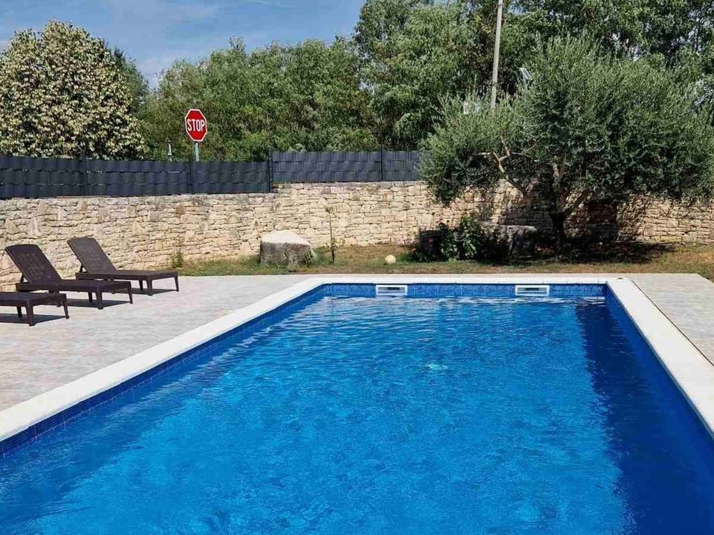Ferienwohnung mit Pool und Balkon