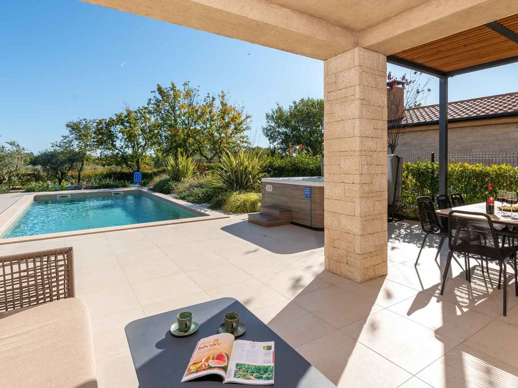 Villa mit Pool. Whirlpool und Sauna