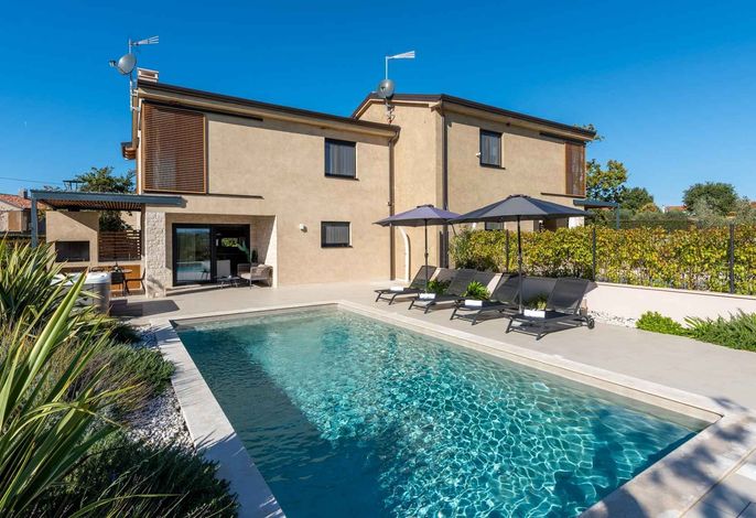 Villa mit Pool. Whirlpool und Sauna