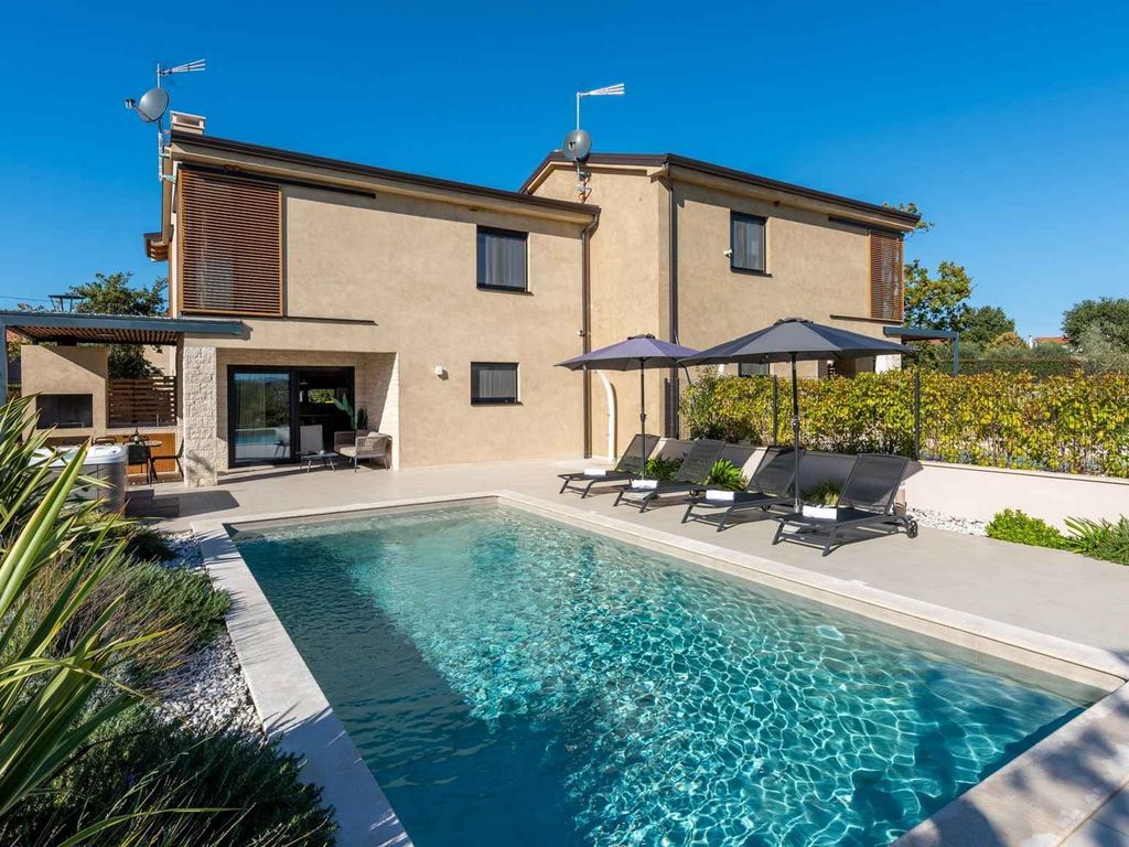 Villa mit Pool. Whirlpool und Sauna