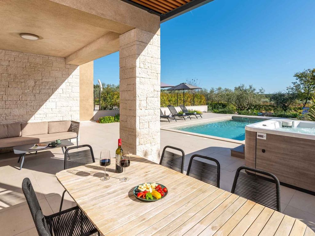 Villa mit Pool. Whirlpool und Sauna