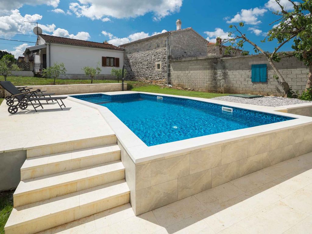 Villa mit Garten und Pool