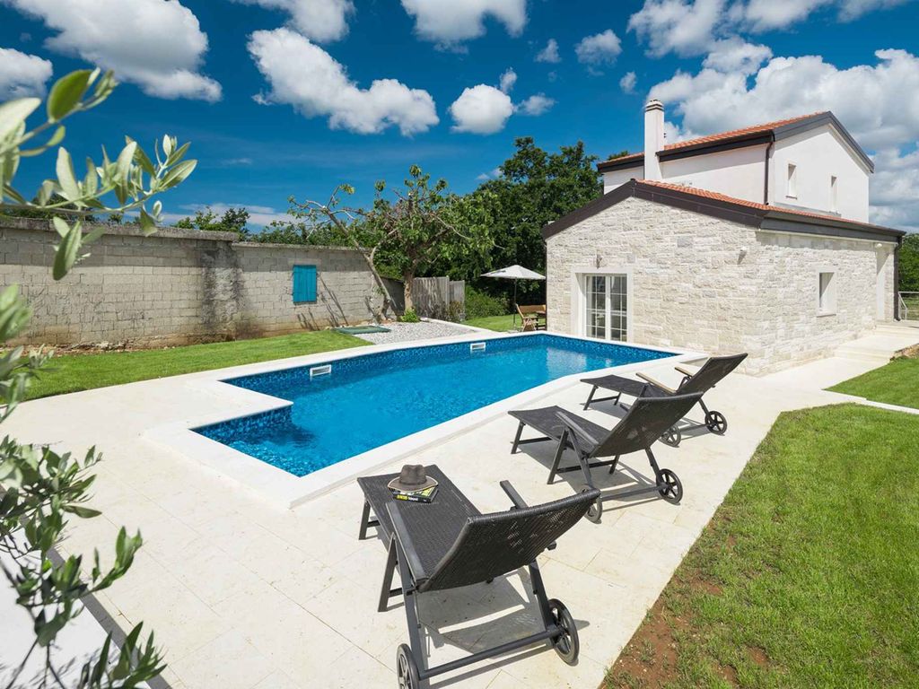 Villa mit Garten und Pool