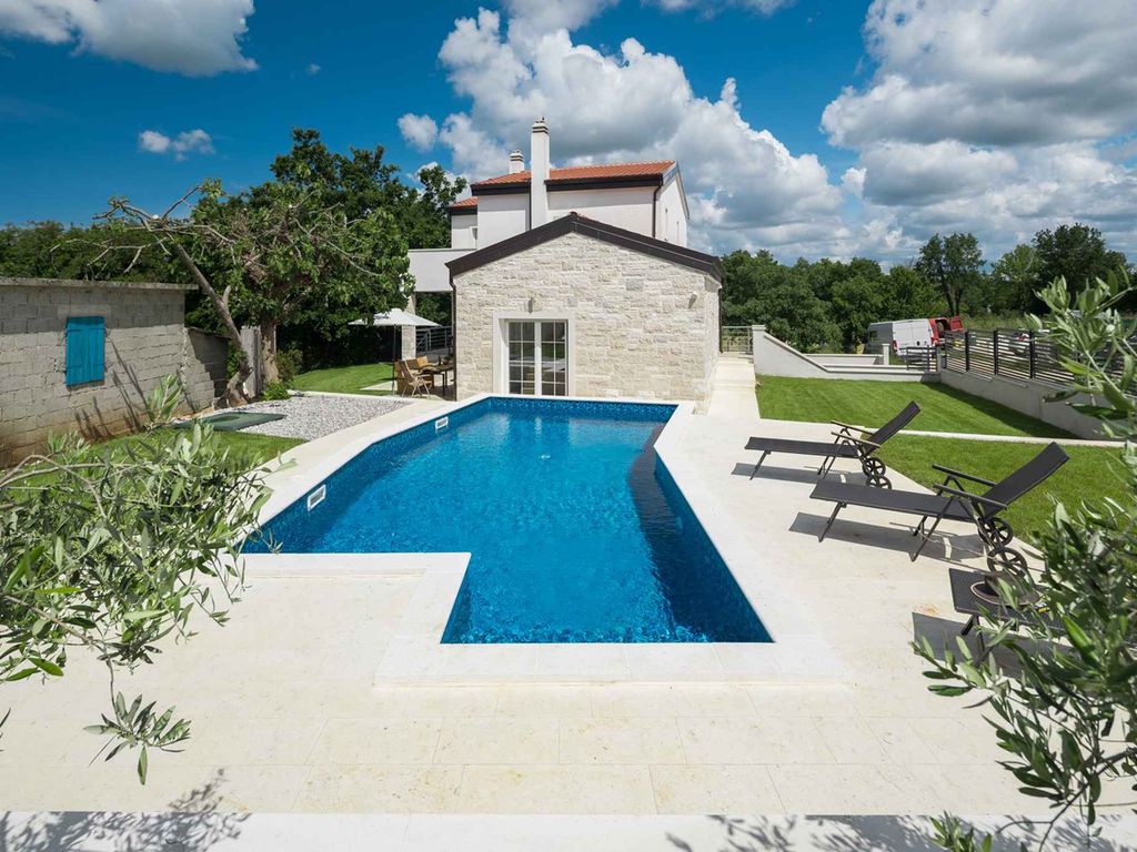 Villa mit Garten und Pool