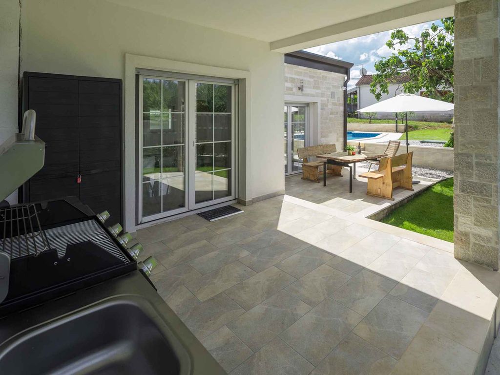 Villa mit Garten und Pool