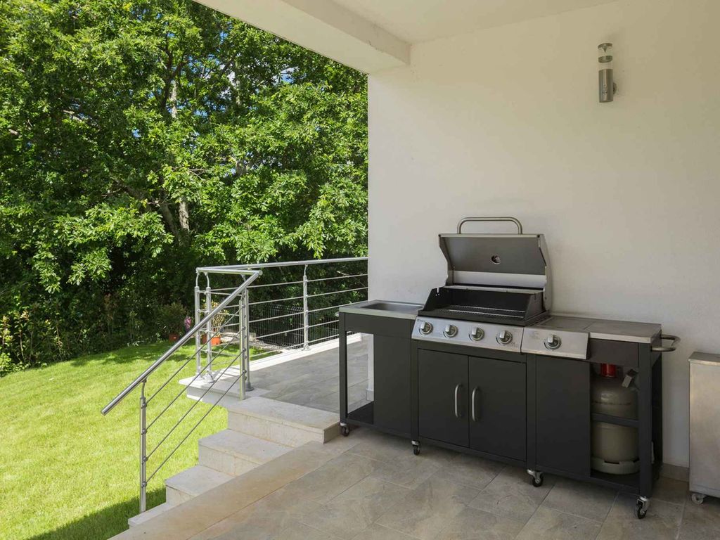 Villa mit Garten und Pool