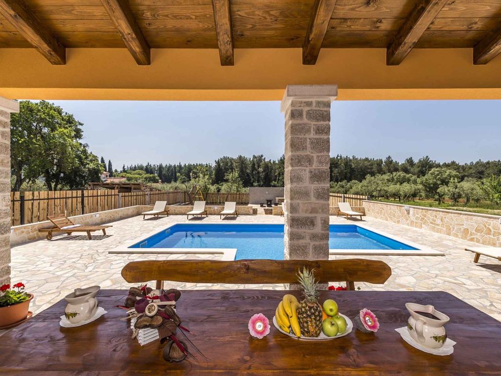 Villa mit Pool und Garten