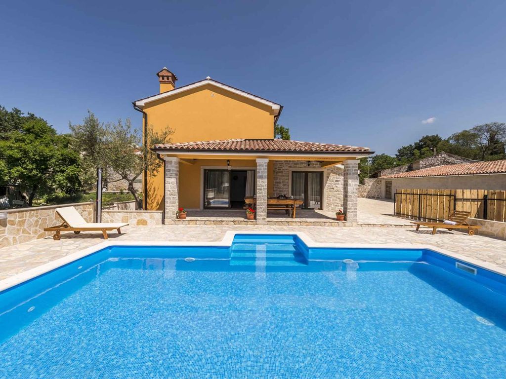 Villa mit Pool und Garten