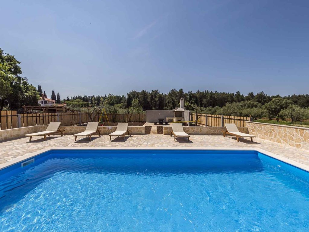 Villa mit Pool und Garten