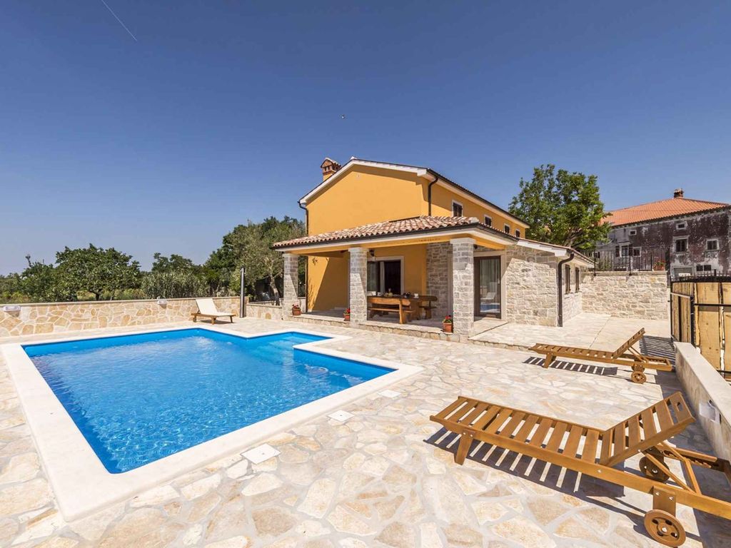 Villa mit Pool und Garten
