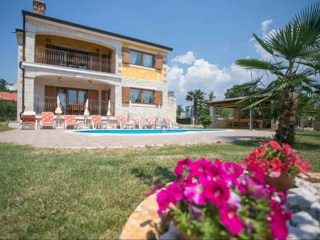 Villa mit Pool und Gartenterasse
