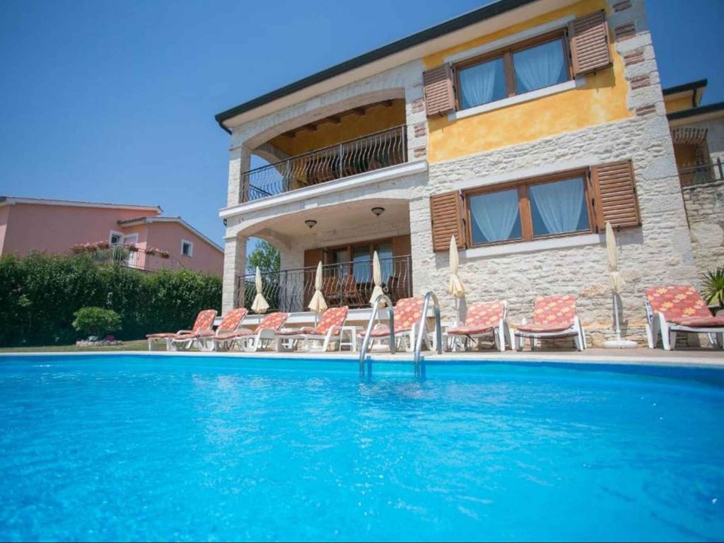 Villa mit Pool und Gartenterasse