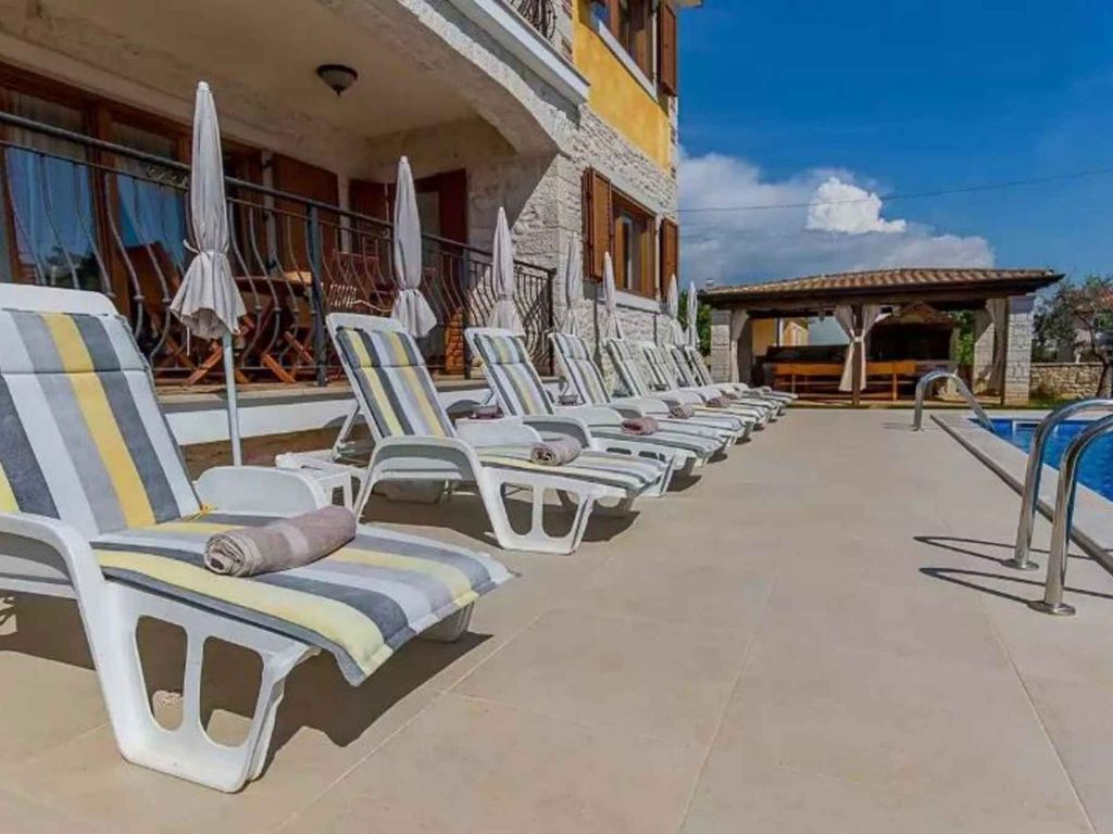 Villa mit Pool und Gartenterasse