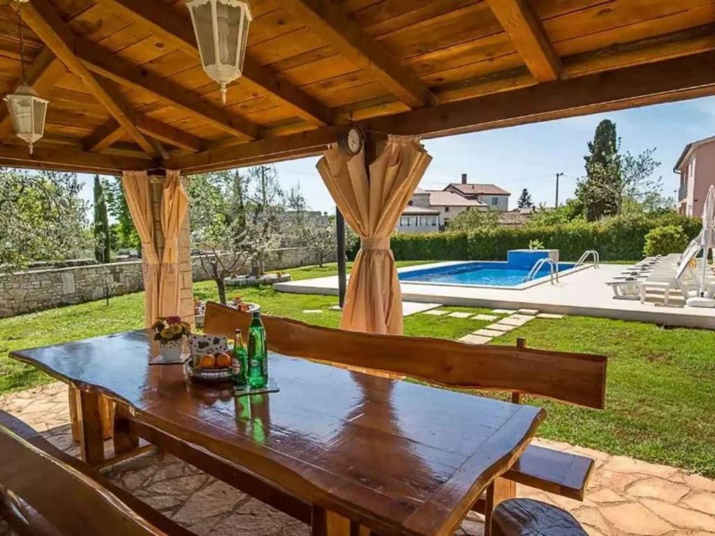 Villa mit Pool und Gartenterasse