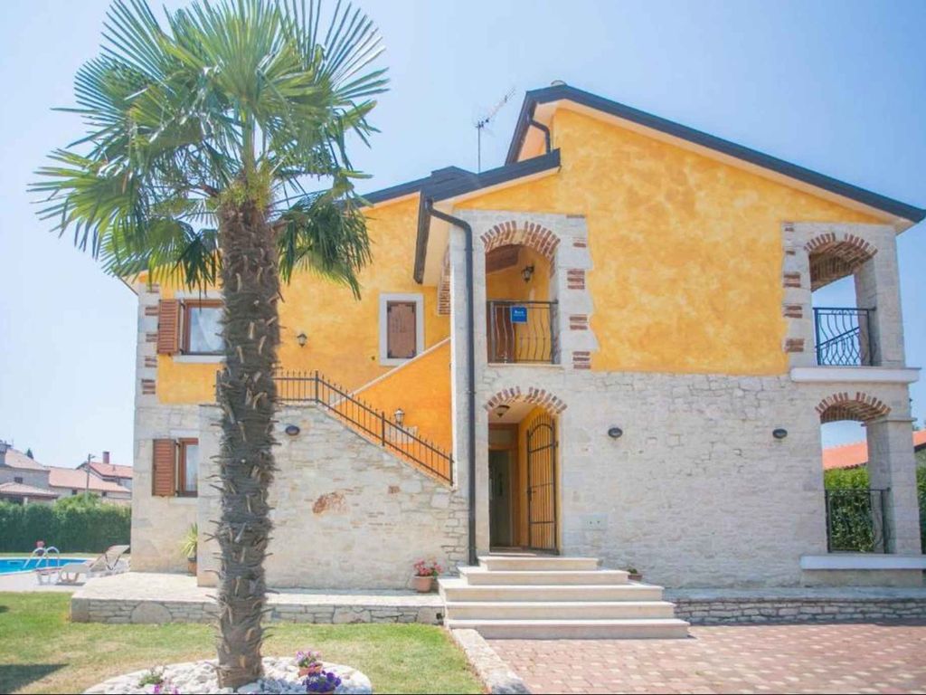 Villa mit Pool und Gartenterasse