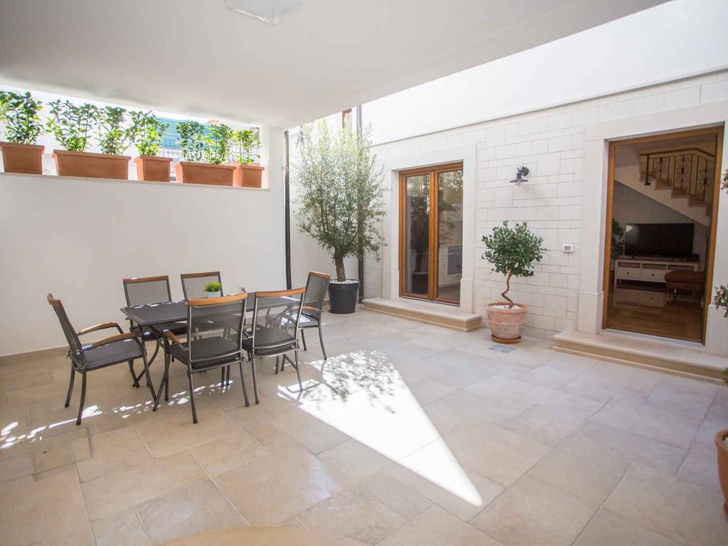 Ferienhaus mit Klimaanlage und Terrasse im Stadtzentrum