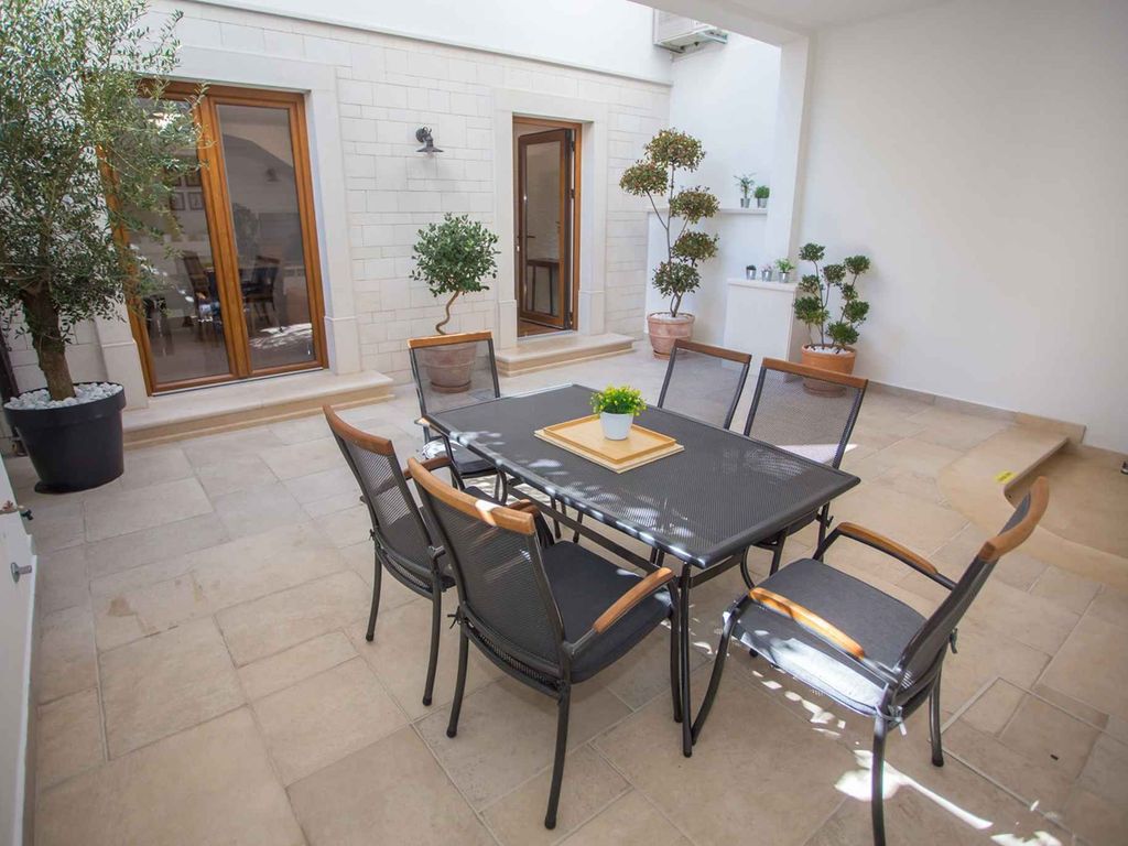 Ferienhaus mit Klimaanlage und Terrasse im Stadtzentrum