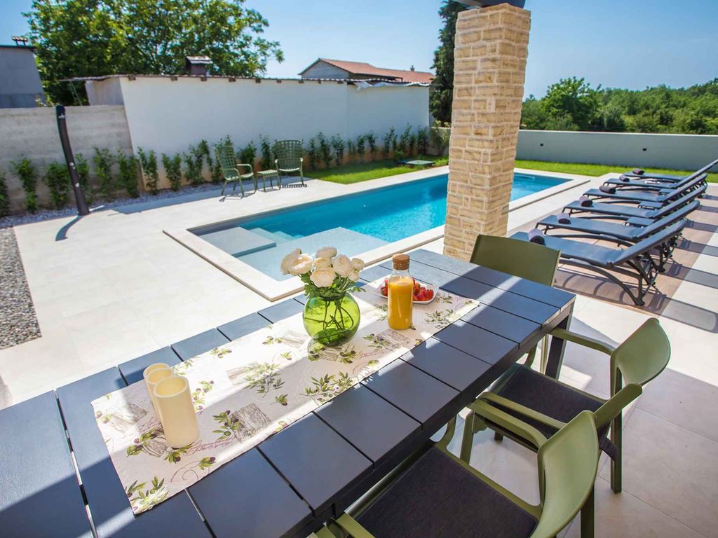 Villa mit Swimmingpool und Grill