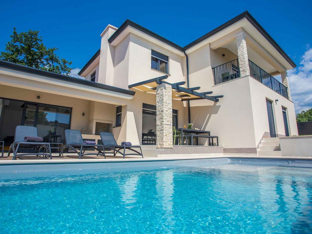Villa mit Swimmingpool und Grill