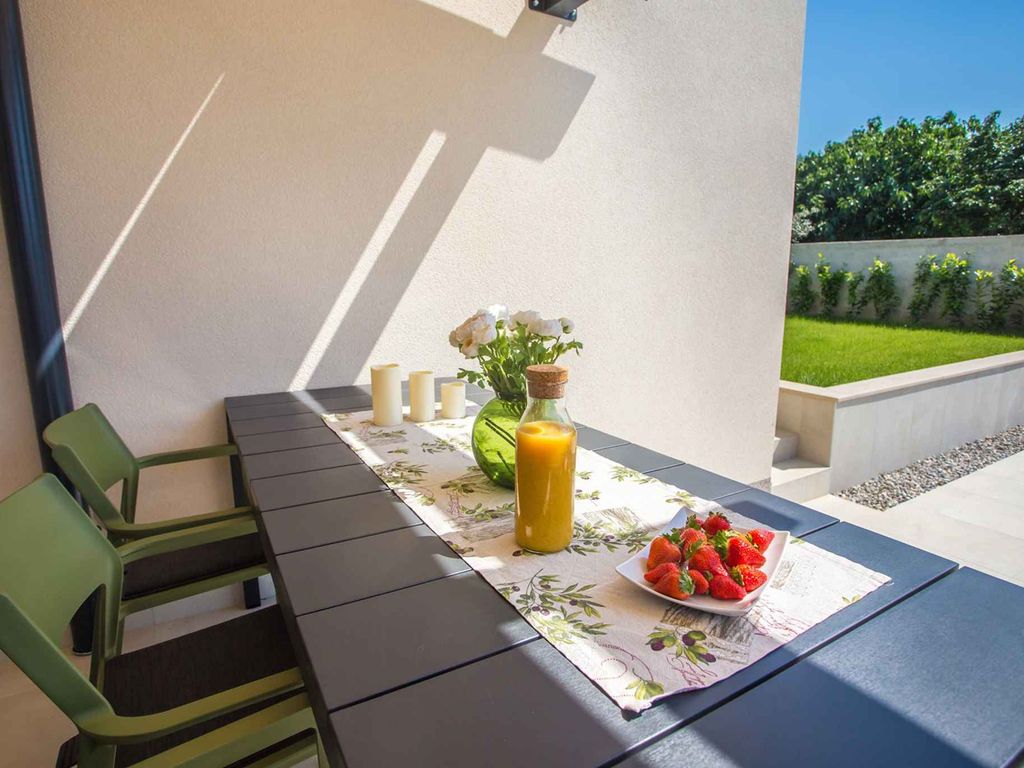 Villa mit Swimmingpool und Grill
