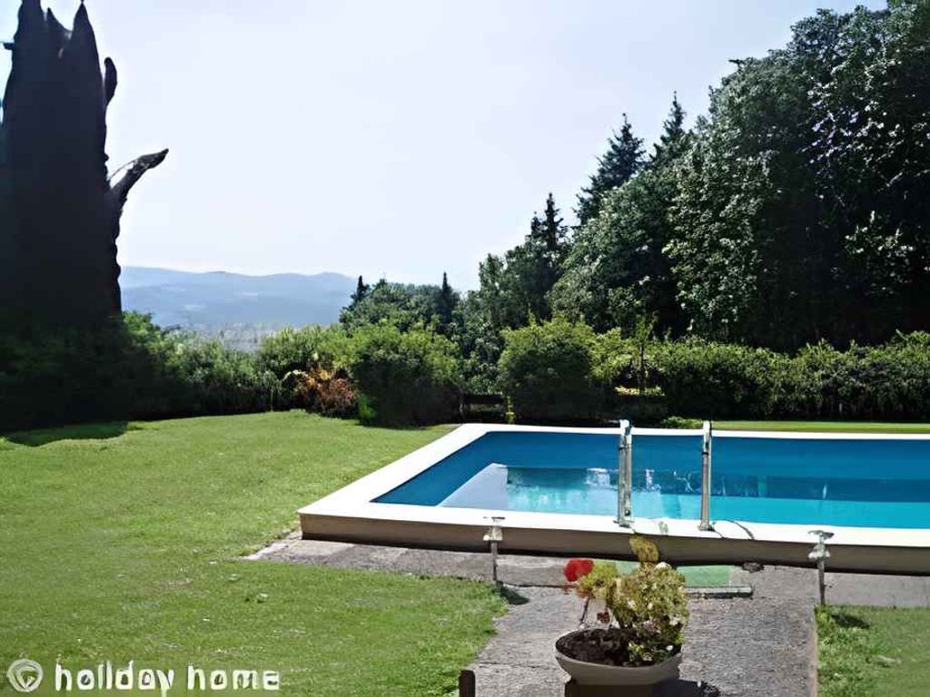 Ferienwohnung mit großem Garten, Grillmöglichkeit und Außenpool
