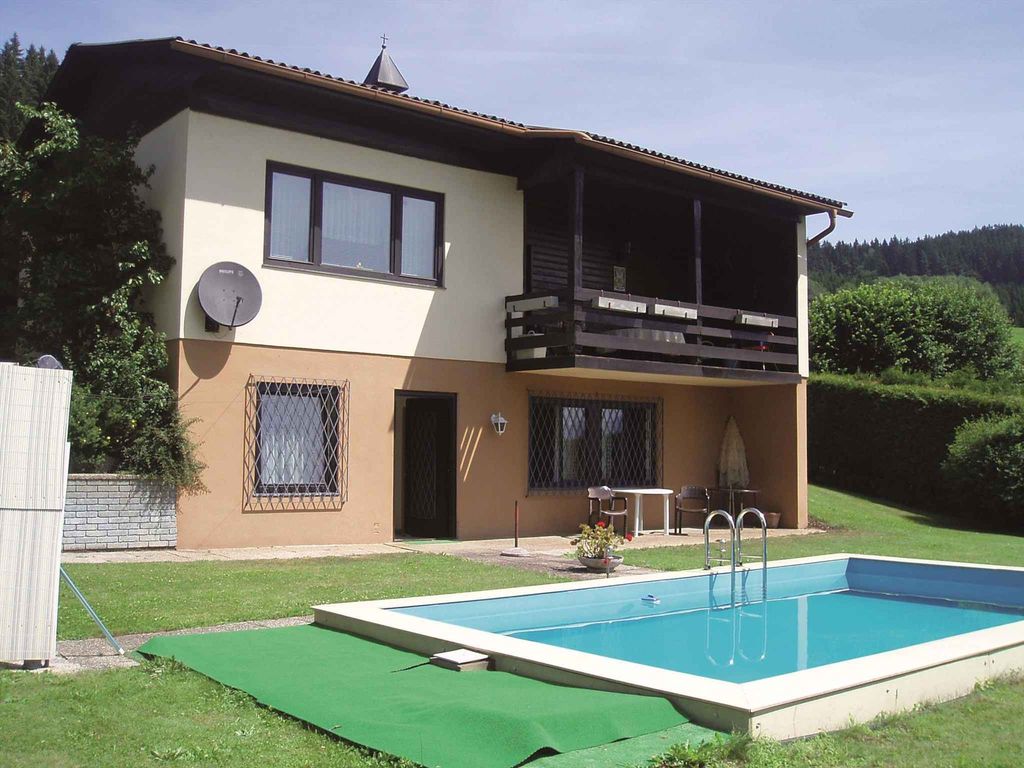 Ferienwohnung mit großem Garten, Grillmöglichkeit und Außenpool