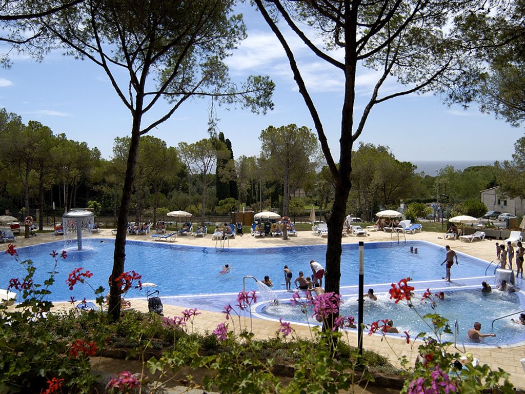 Hotelapartment mit großem Pool
