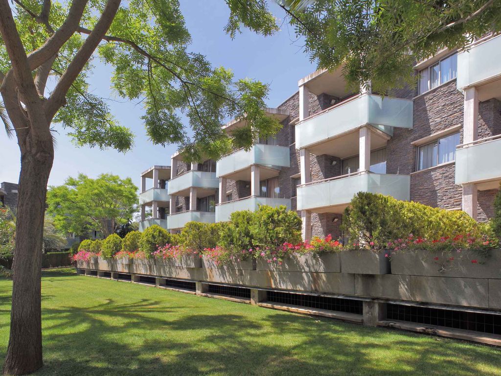 Hotelapartment mit großem Pool
