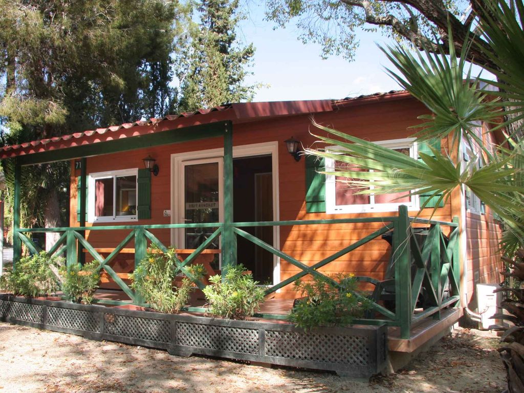 Bungalow mit Terrasse und Pool