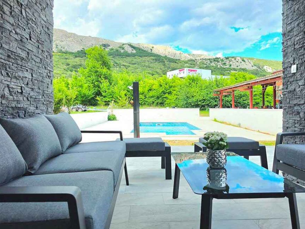 Villa mit Pool und WLAN