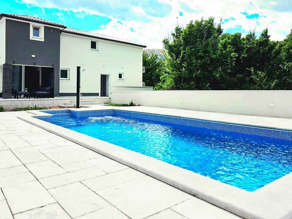 Villa mit Pool und WLAN