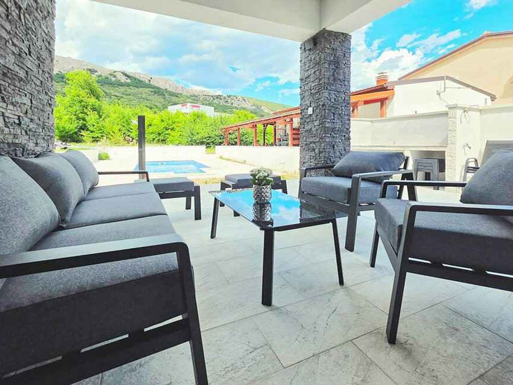 Villa mit Pool und WLAN