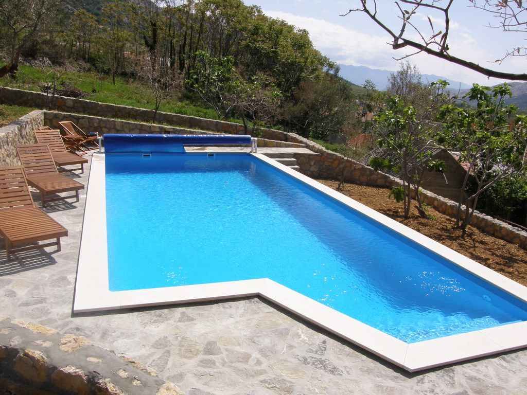 Villa traditionell eingerichtet mit Swimmingpool und Grillterrasse