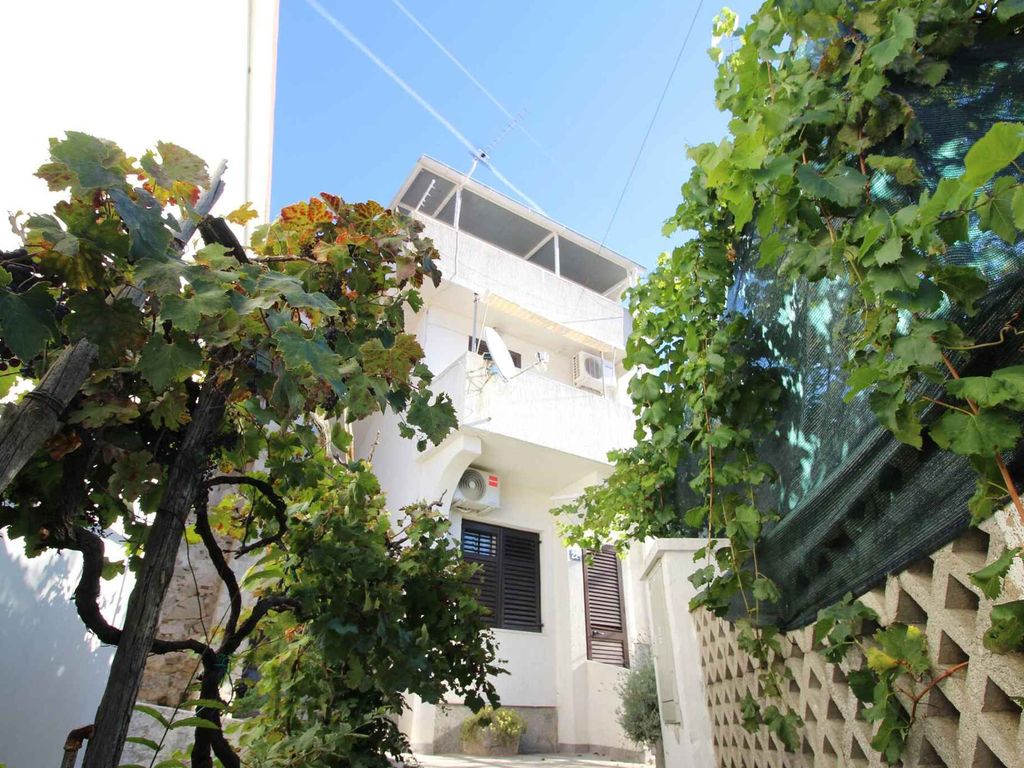Studio mit Klimaanlage und Balkon