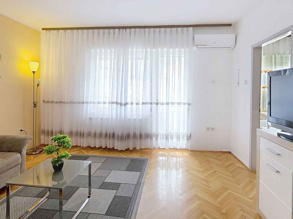 Ferienwohnung mit Klimaanlage und Balkon