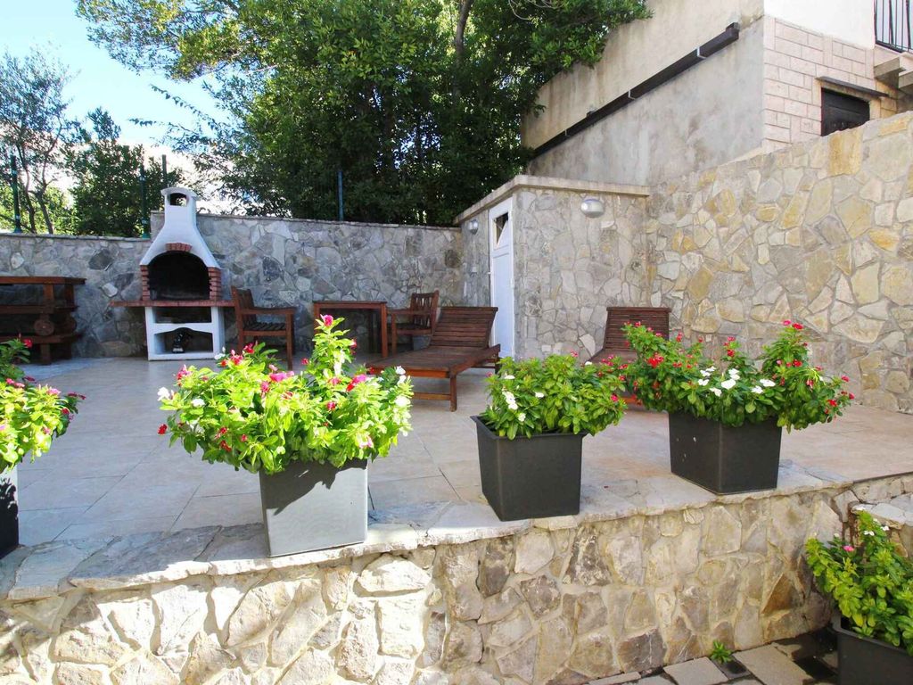 Ferienwohnung mit Pool und Grill zur gemeinsamen Nutzung