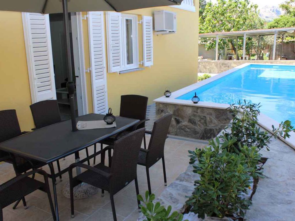 Ferienwohnung mit Pool und Grill zur gemeinsamen Nutzung