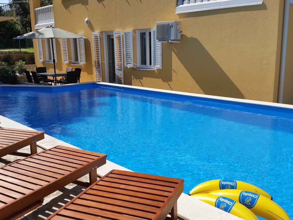 Ferienwohnung mit Pool und Grill zur gemeinsamen Nutzung