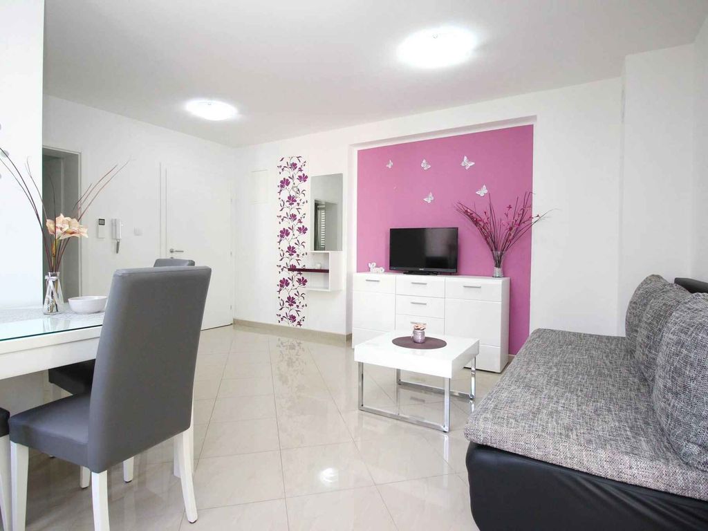 Ferienwohnung mit Pool und Grill zur gemeinsamen Nutzung