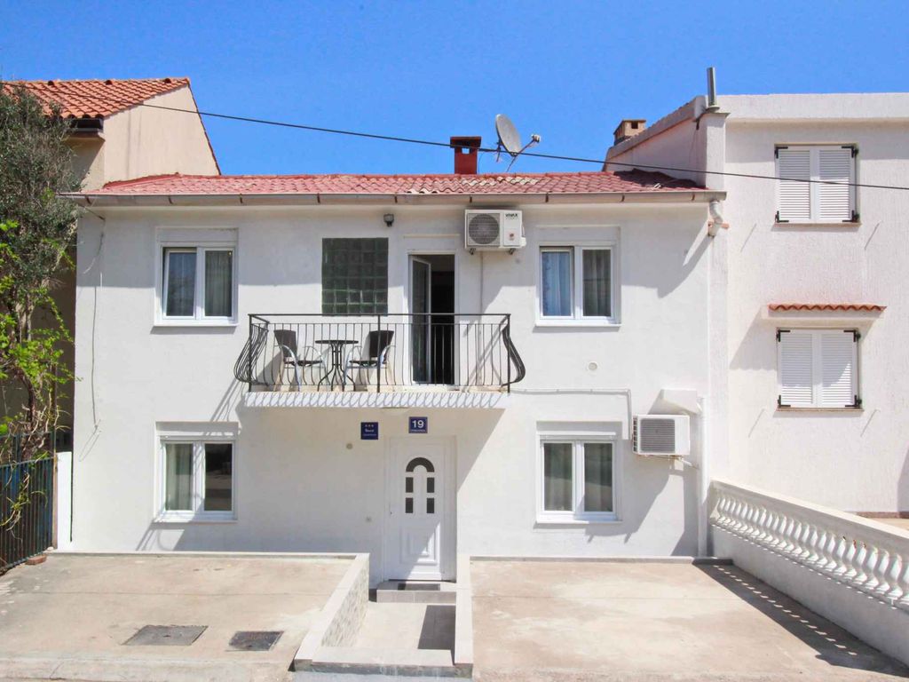 Ferienwohnung mit Klimaanlage und großem Balkon