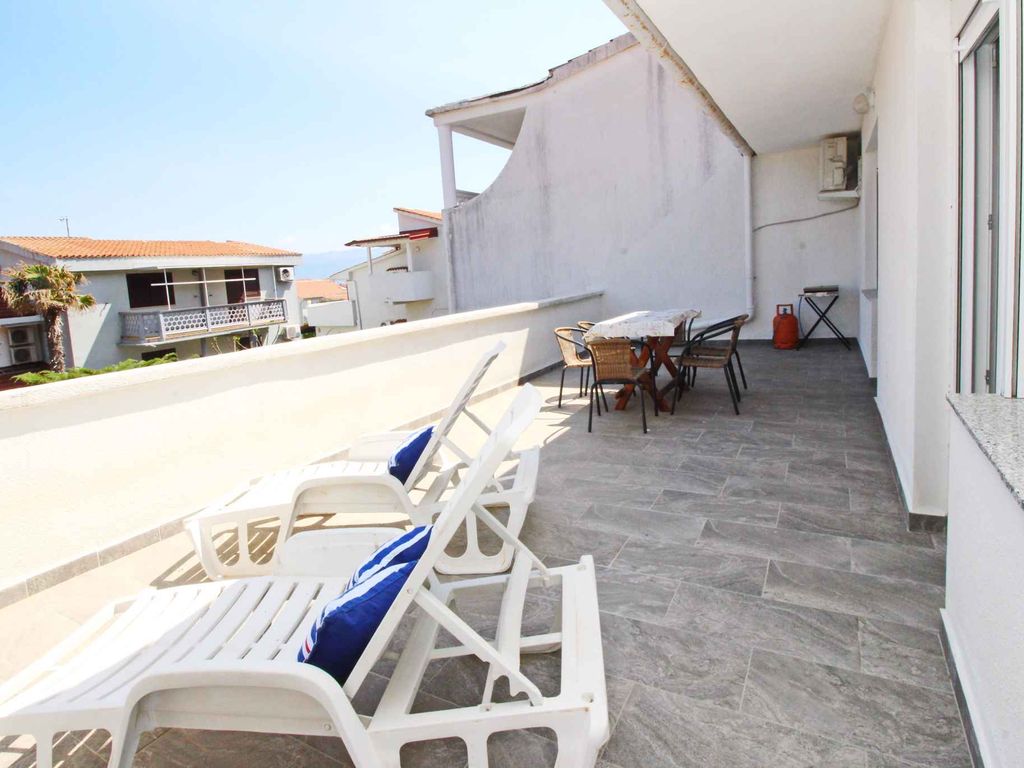 Ferienwohnung mit Klimaanlage und großem Balkon