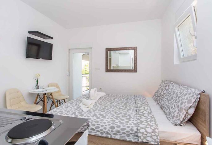 Studio mit Klimaanlage und Balkon