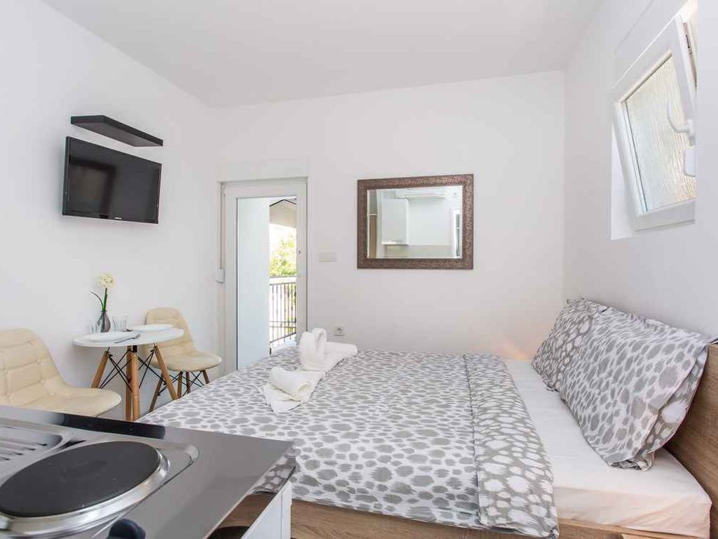 Studio mit Klimaanlage und Balkon