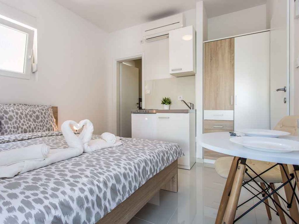 Studio mit Klimaanlage und Balkon