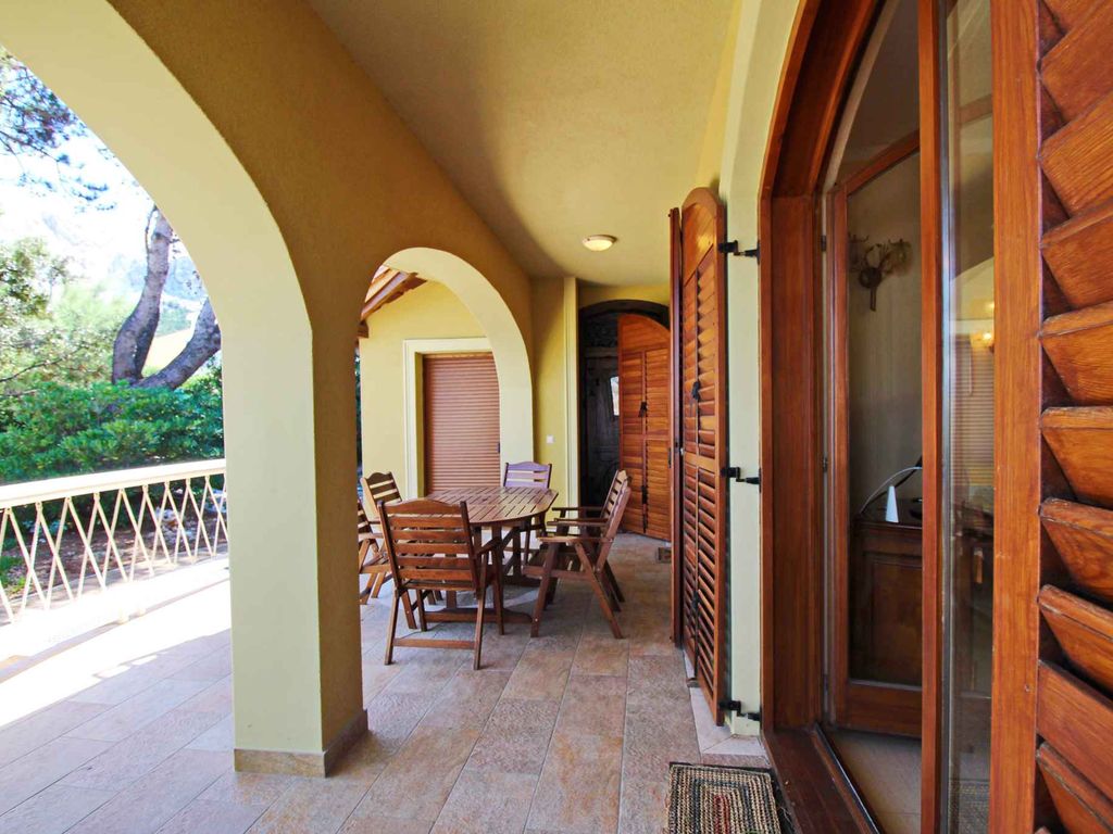 Ferienwohnung mit überdachter Terrasse und Klimaanlage