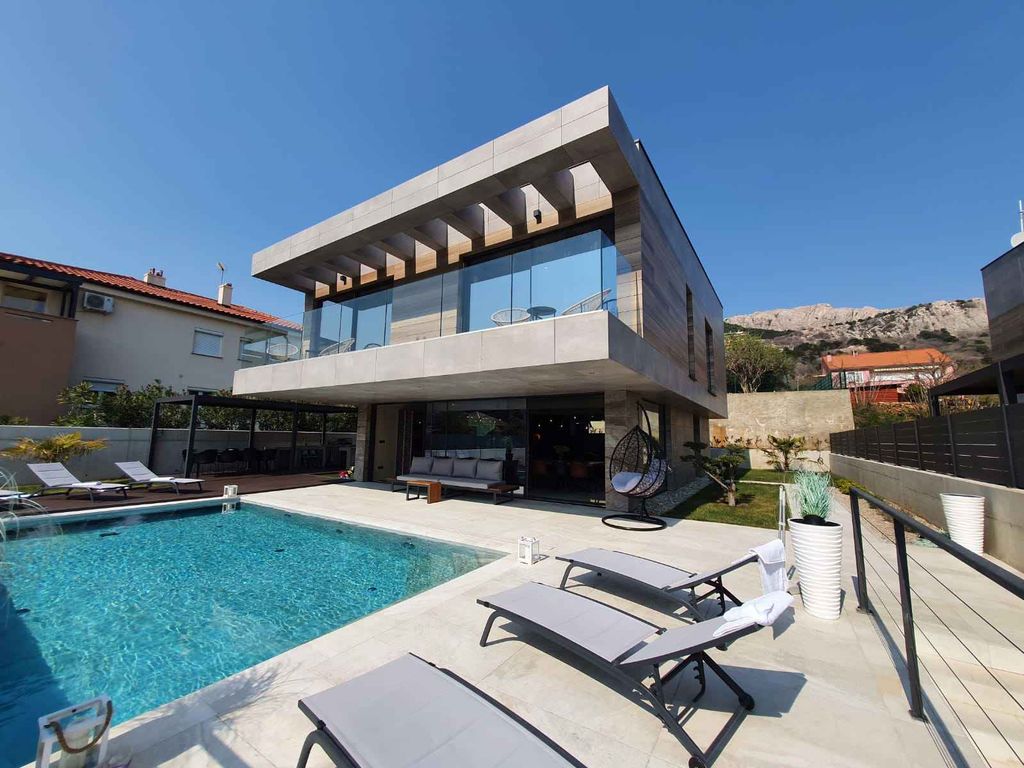 Villa mit Pool und Wellness