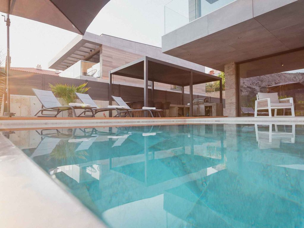 Villa mit Pool und Wellness