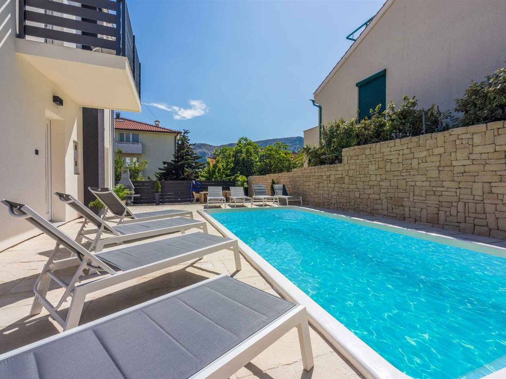 Villa mit einem Schwimmbad 100 Meter vom Meer entfernt